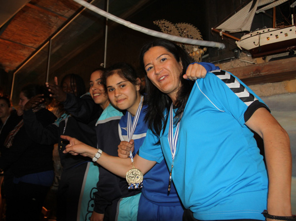 بهجة فوز فريق حولون للسيدات ببطولة كأس الدولة لكرة اليد في مطعم افلوكا